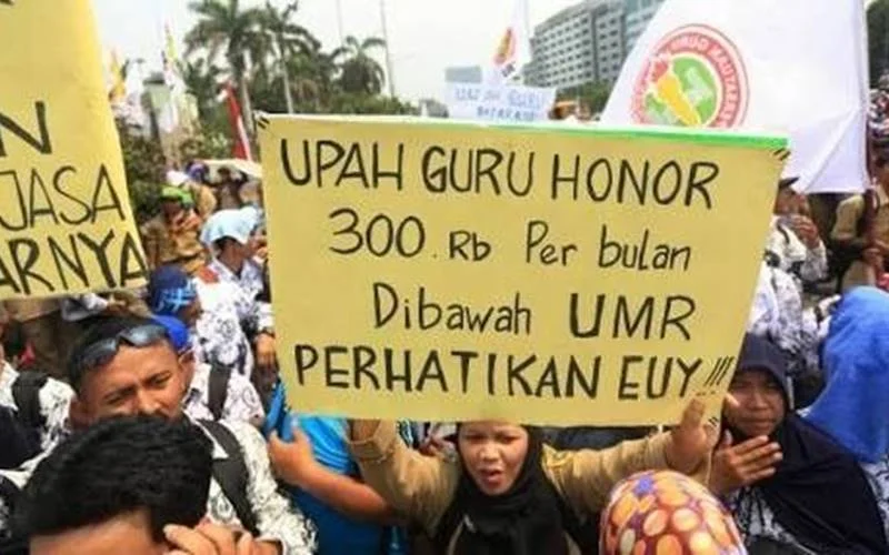 Wacana Gaji Guru Honorer Kabupaten Cirebon bakal naik. Bupati Cirebon H Imron mewacanakan akan menggunakan dana CSR dari perusahaan yang ada di Kabupaten Cirebon untuk kenaikan gaji guru honorer.
