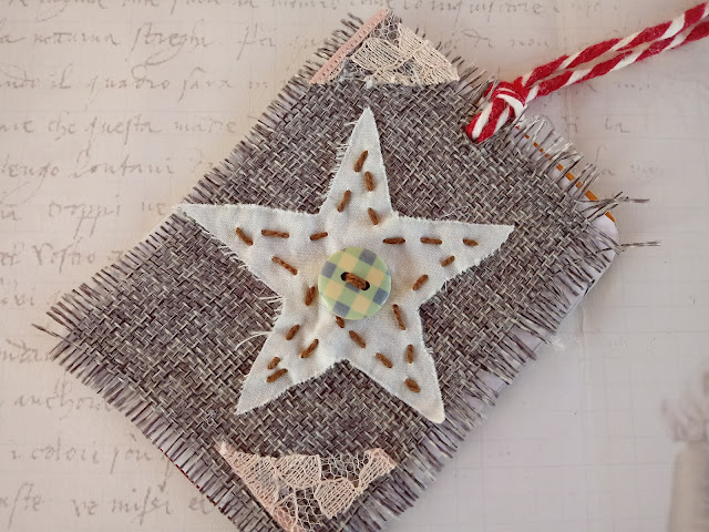 Tarjeta colgante de cartón y tela con estrella de navidad