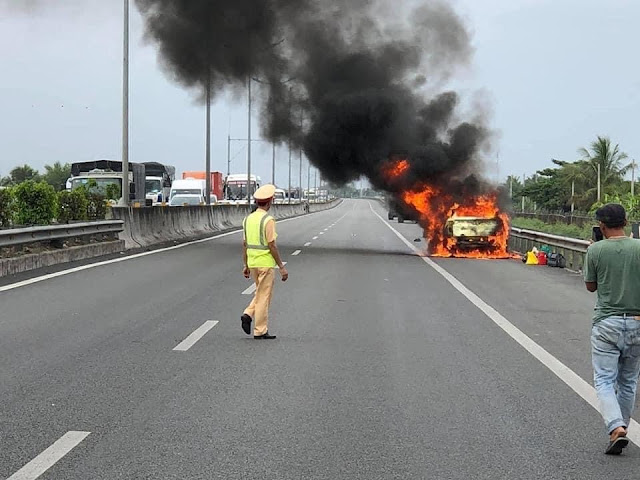 Xe ô tô Vinfast cháy rụi trên cao tốc Trung Lương, bộ mâm xe cháy nát vụn