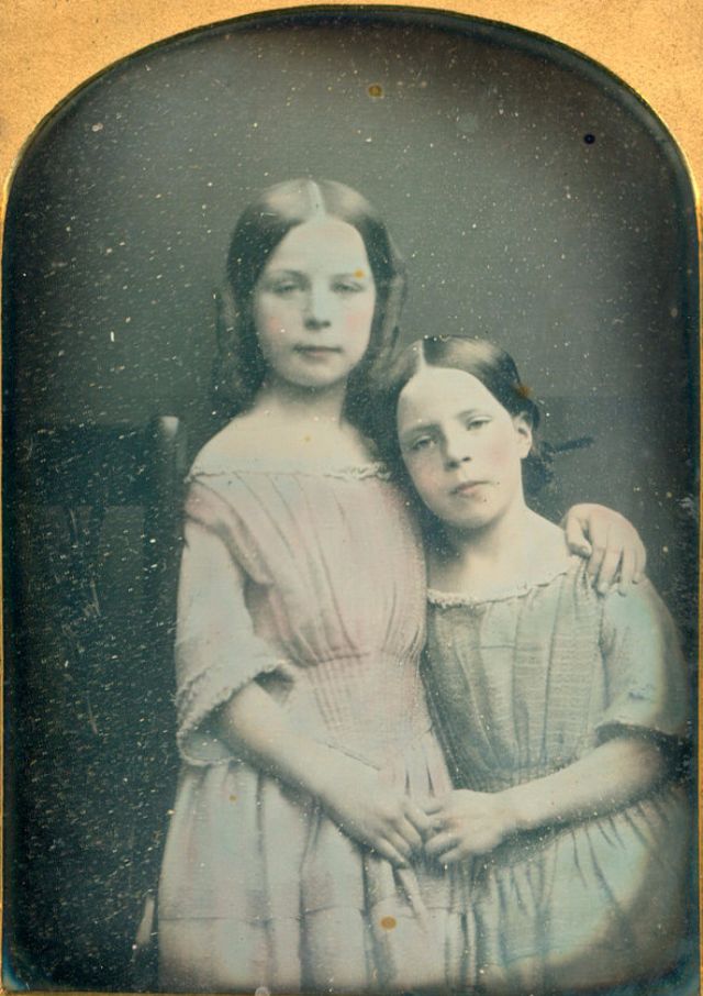 42 Incredible Photos That Show Sisters in Matching Dresses From the