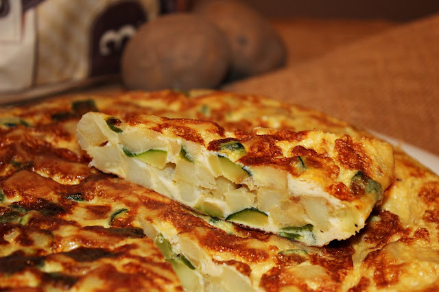 TORTILLA DE PATATAS CON PIMIENTO Y CALABACÍN (Mª JOSÉ) {TURECETA EN MIS FOGONES}