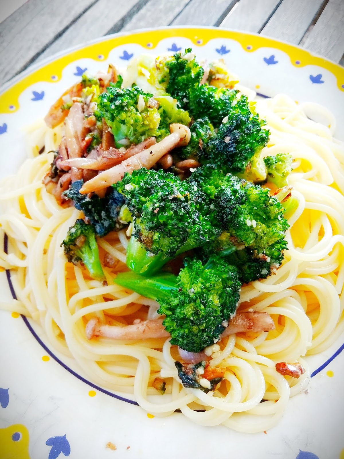 ESPAGUETIS CON BRÓCOLI, SETAS SHIMEJI Y PESTO DE ALBAHACA Y NUECES