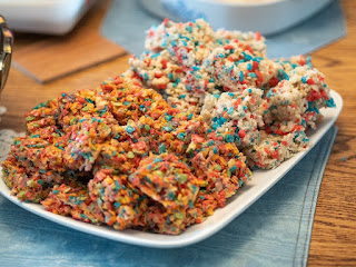 A plate of Rice Krispies treats made with marshmallows