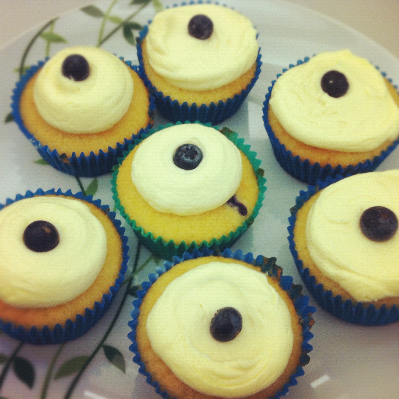 http://weekend-mummy.blogspot.com.au/2012/10/step-into-spring-cupcakes.html