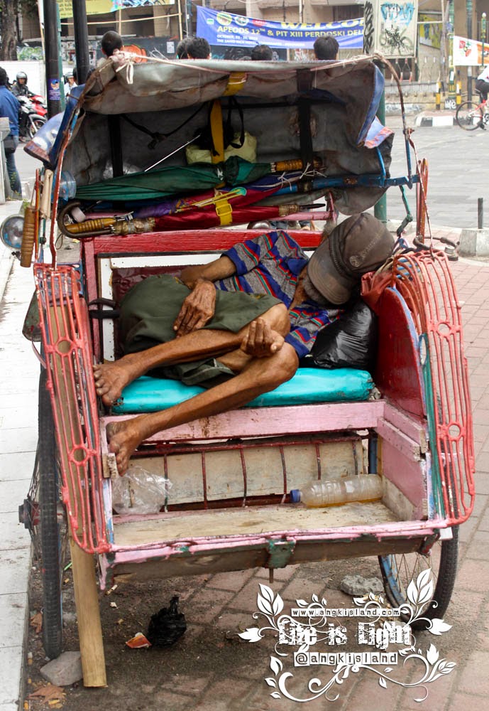 Dalam diam tukang becak