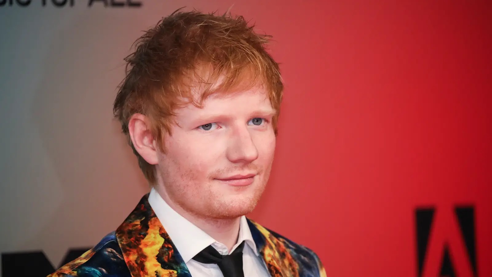 Ed Sheeran de Mamá Noel para anunciar su colaboración navideña con Elton John