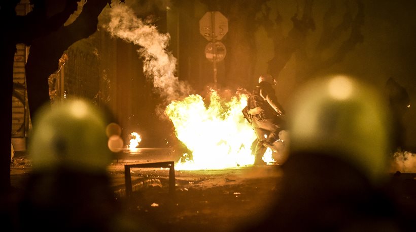 Αυτά μονο στην Ελλάδα τόσα χρονιά δρουν ανεξέλεγκτα: Πέταξαν μολότοφ κατά των ΜΑΤ στο Πολυτεχνείο Αυτά μονο στην Ελλάδα τόσα χρονιά δρουν ανεξέλεγκτα: Πέταξαν μολότοφ κατά των ΜΑΤ στο Πολυτεχνείο