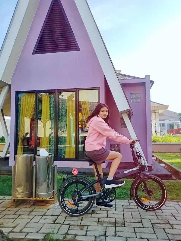 berphoto di depan pondok warna warni berphoto di depan pondok warna warni