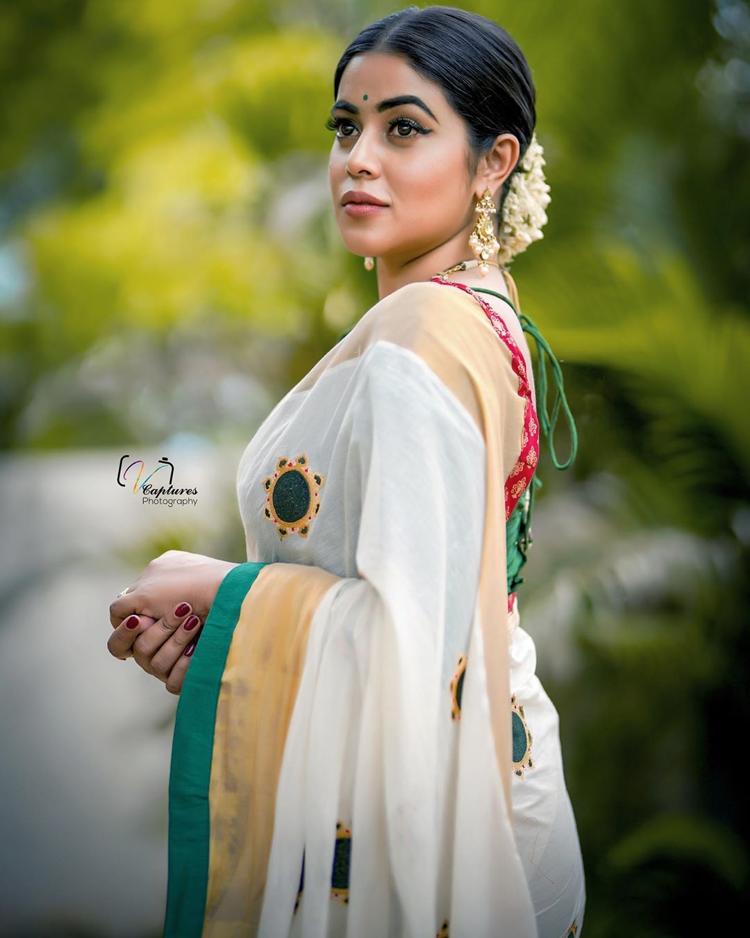 Actress Poorna Shamna Kasim White Floral Saree Photoshoot