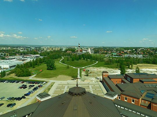 Widok w kierunku Sanktuarium Bożego Miłosierdzia. Widok w kierunku Sanktuarium Bożego Miłosierdzia.