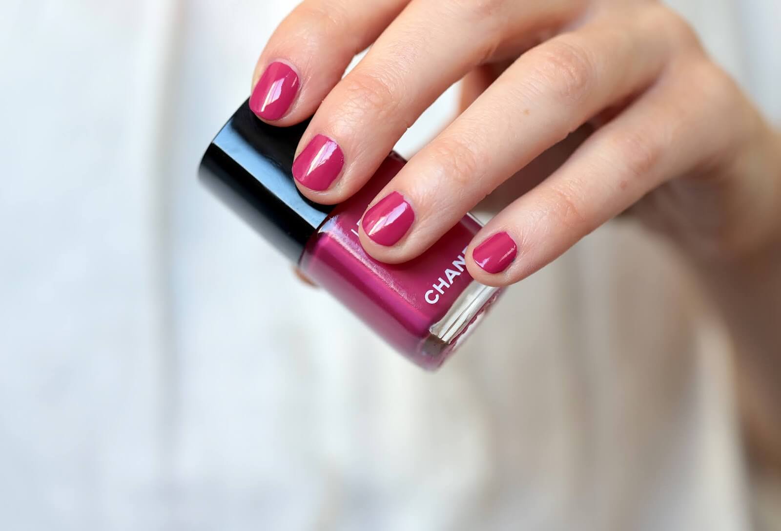 Youtube vernis. Chanel delisser. Маникюр. Le vernis chanel красный. Chanel 913 rouge intemporel.