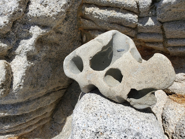 Image of a rock at the shore line highway 1