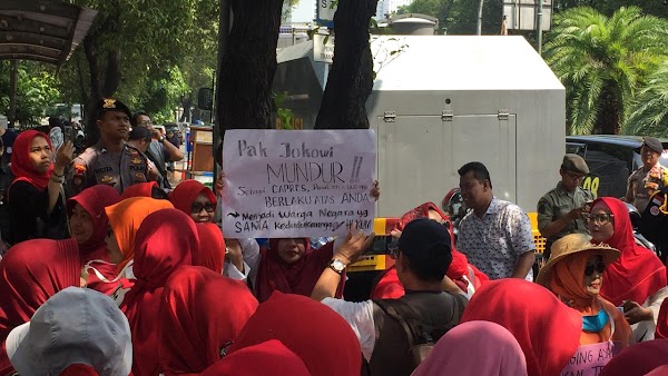 Demo Jokowi Mundur, Emak-Emak Militan: Kami Bukan Cheerleader!