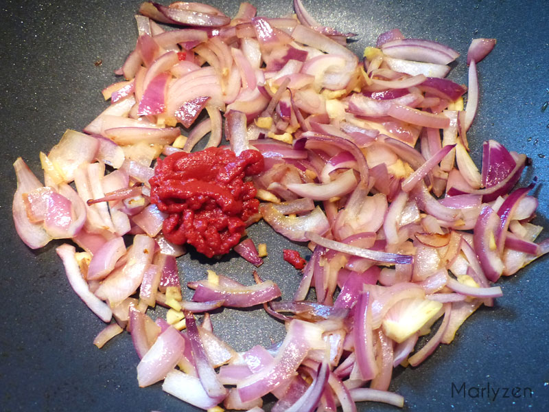 Ajoutez le concentré de tomates.