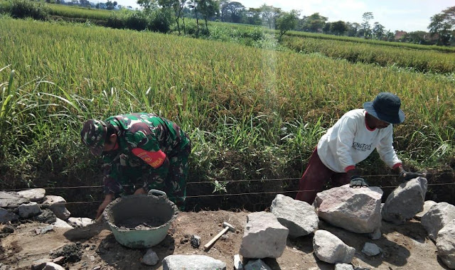 Babinsa Manisrenggo Bantu Pembuatan Talud Untuk Lahan Pertanian