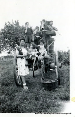 Photo ancienne noir et blanc, familles à la campagne. Photo ancienne noir et blanc, familles à la campagne.