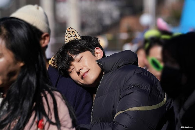 9 Photos of Kim Sung Cheol Reuniting with Song Joong Ki in Korean Drama