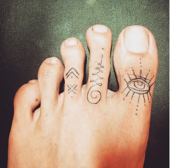cute toe tattoos ideas men