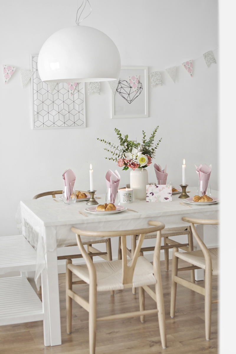 Mesa de cumpleaños primaveral en tonos pastel / Spring birthday table in pastel tones