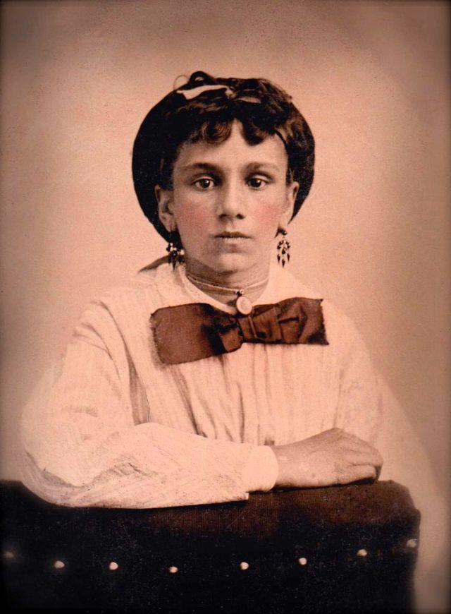 Amazing Colorized Photos Show What People Wore in the 19th Century