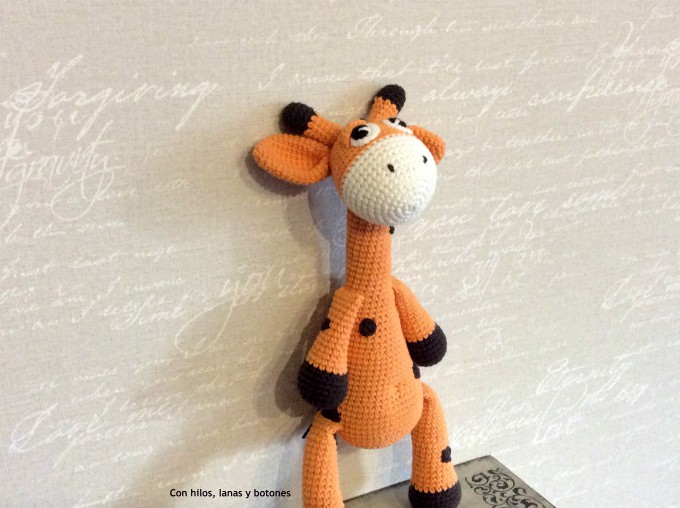 Con hilos, lanas y botones: Greta jirafa amigurumi (patrón Cucapuntoes)
