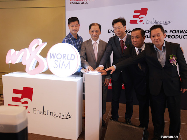 Mr Loke Yee Siong (second from right), Group Chief Executive Officer of Enabling Asia Tech Sdn Bhd officiating the launch of m8 World SIM Product. With him are (from left) Mr Jeff Bong, Representative from U Mobile Sdn Bhd.; Dato Sri Dr Eric Yap, Chairman of Enabling Asia Tech Sdn Bhd; Mr Jason Ho, Founder and Chairman of Taisys Technologies Co Ltd Taiwan; and Mr Alex Lim, Executive Director of Enabling Asia Tech Sdn Bhd.