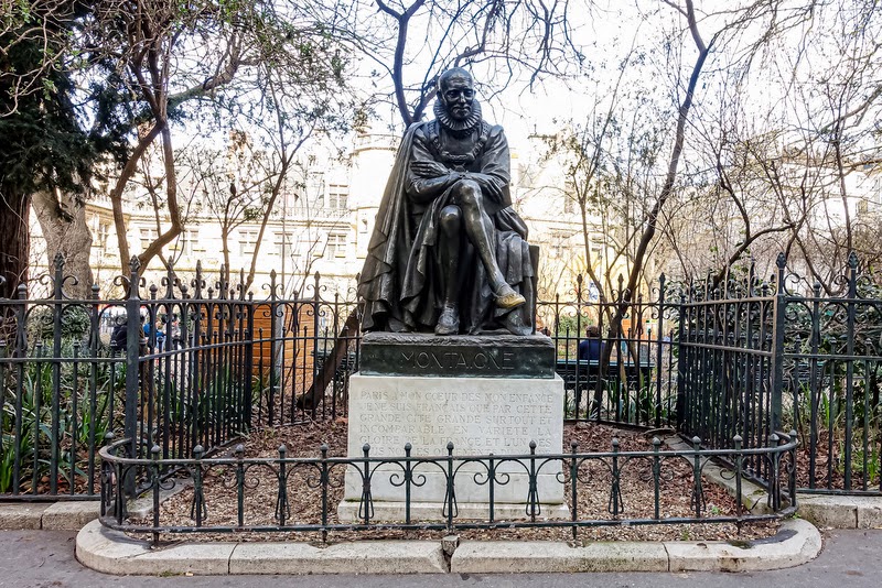 Paris  Statue de Montaigne, le pied portebonheur des étudiants de la
