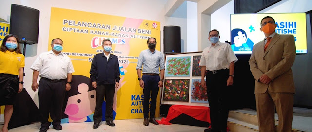 from left to right 1.Yvonne Chew Ee Hong, Senior Manager,Duopharma Consumer Healthcare Sdn Bhd, Pengurus Kanan Pemasaran-Duopharma Consumer Healthcare Sdn Bhd2.Shamsul Idham Ahad, Ketua Pegawai Eksekutif, DuopharmaConsumer Healthcare Sdn. Bhd., Chief Executive Officer3.Dato’ Megat Ahmad Shahrani Megat Sharuddin, Presiden NASOM, President of NASOM4.Yang Berhormat Tuan Khairy Jamaluddin Abu Bakar, Menteri Sains, Teknologi dan Inovasi Malaysia5.Encik Leonard Ariff Abdul Shatar, Pengarah Urusan Kumpulan Duopharma Biotech Berhad, Group Managing Director of Duopharma BiotechBerhad 6.Encik Fernando Gongora, Ketua Jabatan Penjagaan Kesihatan Guardian Malaysia, Head of Health Care, Guardian Malaysia