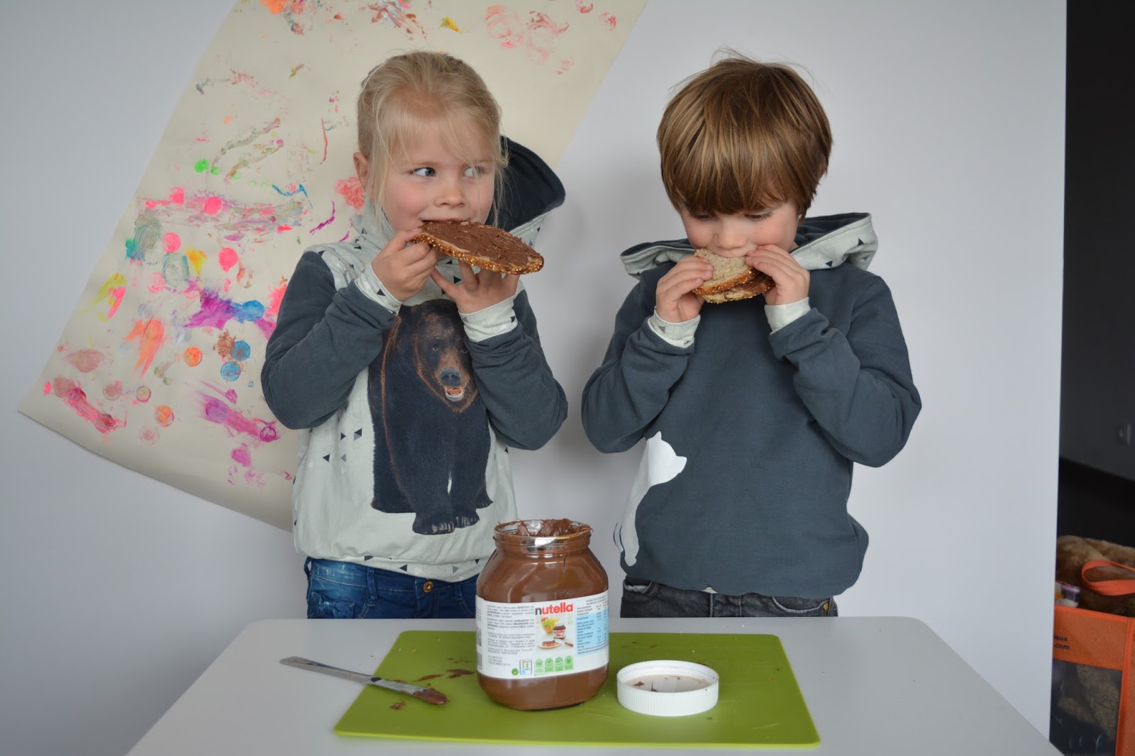 de zussen: Ik zag 2 beren broodjes smeren...