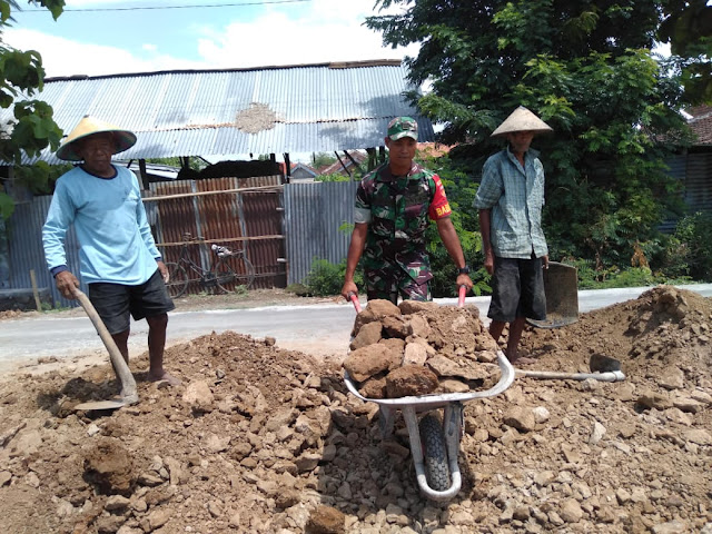 Babinsa Bersama Warga Guyub Rukun laksanakan Pengerasan Jalan