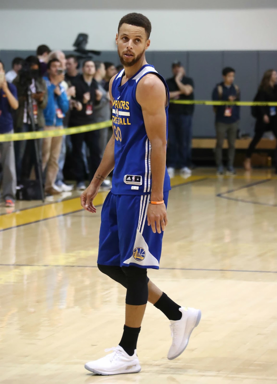 curry wearing curry 4