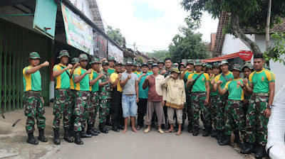 DALAM RANGKA MENYAMBUT HUT KOSTRAD KE-59, PRAJURIT YONIF RAIDER 514 KOSTRAD MELAKSANAKAN KARYA BHAKTI BERSAMA MASYARAKAT DALAM RANGKA MENYAMBUT HUT KOSTRAD KE-59, PRAJURIT YONIF RAIDER 514 KOSTRAD MELAKSANAKAN KARYA BHAKTI BERSAMA MASYARAKAT
