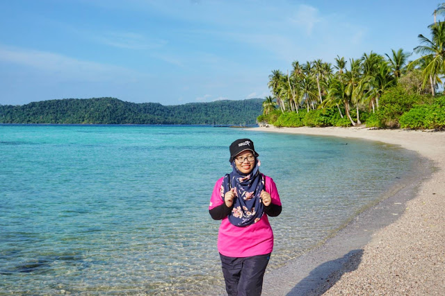 Cantiknya pemandangan pantai ni Menjelajah Tempat Menarik Di Pulau Lingga Indonesia