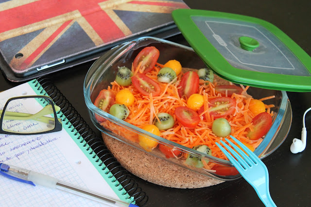 ensalada para llevar al trabajo de zanahorias, cherry, mango y kiwi