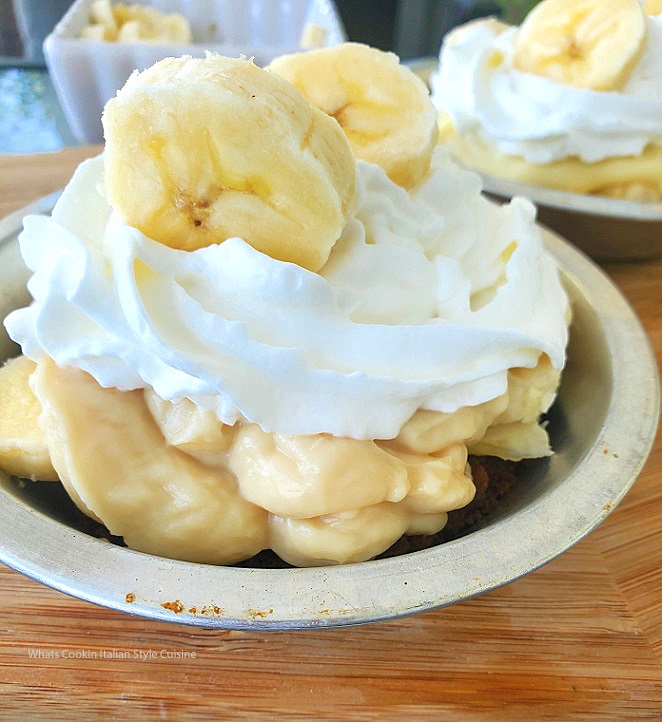 banana cream pie in a bowl