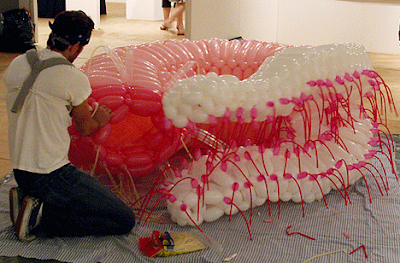 Escultura con globos de Jason Hackenwert.