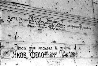 Επιγραφή σε τοίχο του Σπιτιού αμέσως μετά την απελευθέρωση, με ονόματα των υπερασπιστών του