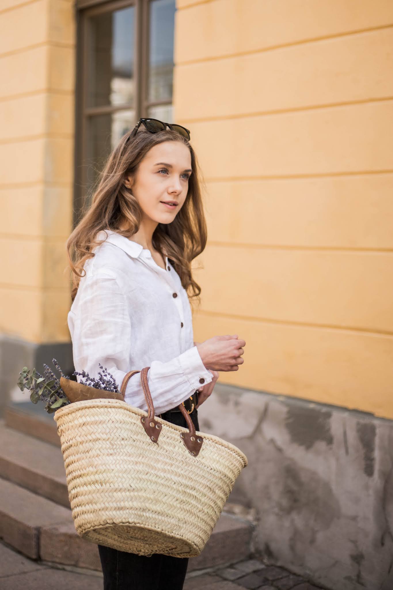 Valkoinen pellavapaita ja farkut // White linen shirt and jeans