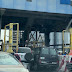 Two cars struggle to pass through Lekki tollgate at the same time