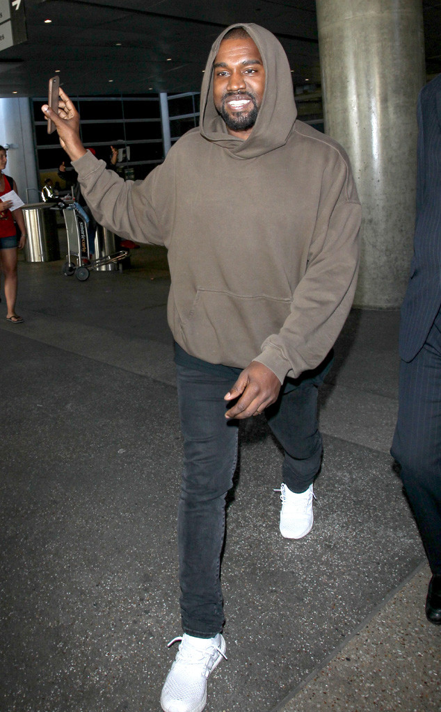 Welcome to Kyky's Blog: Kanye West Gives Paparazzi a Rare Smile at LAX