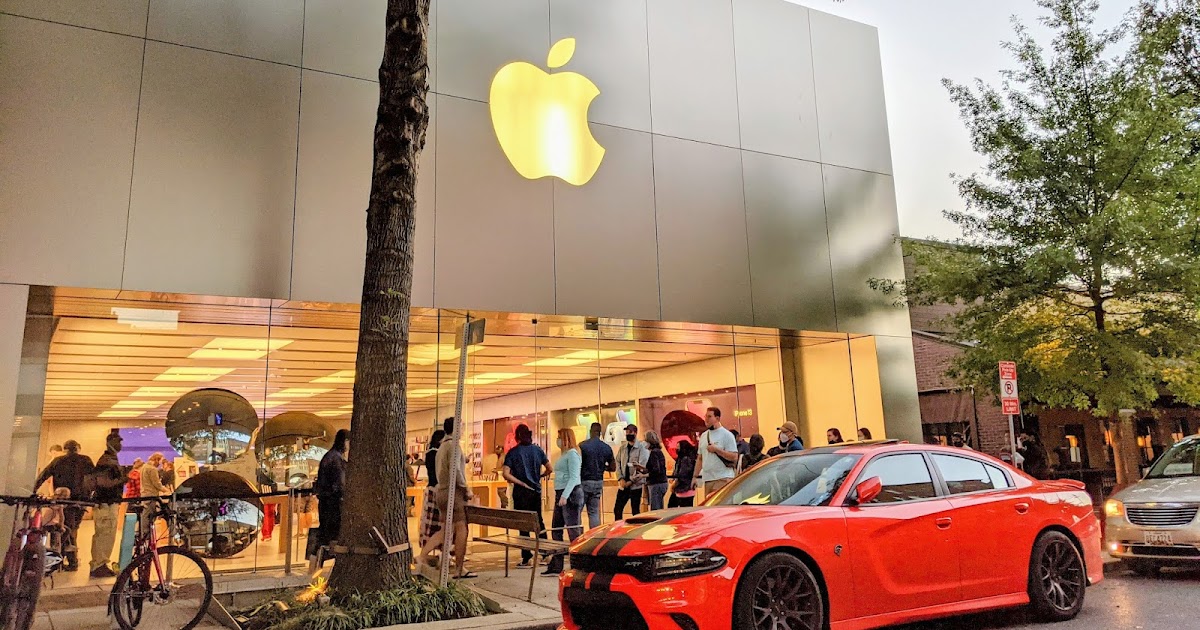 Robert Dyer Bethesda Row iPhone 13 lines at Bethesda Row Apple Store