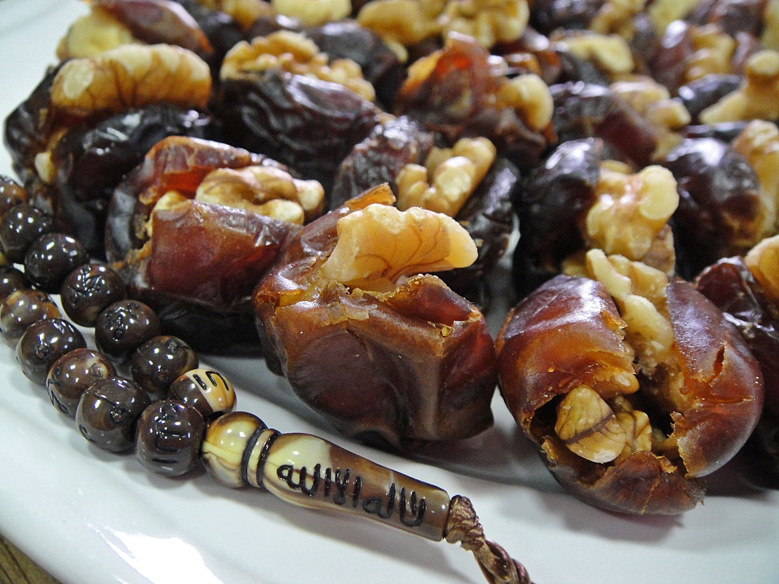 Maryam's Culinary Wonders: 414. Ramadan Nut Stuffed Dates