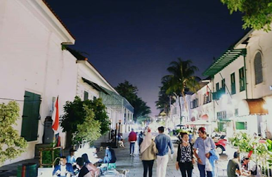 pengunjung ramai di jalan kota tua jakarta