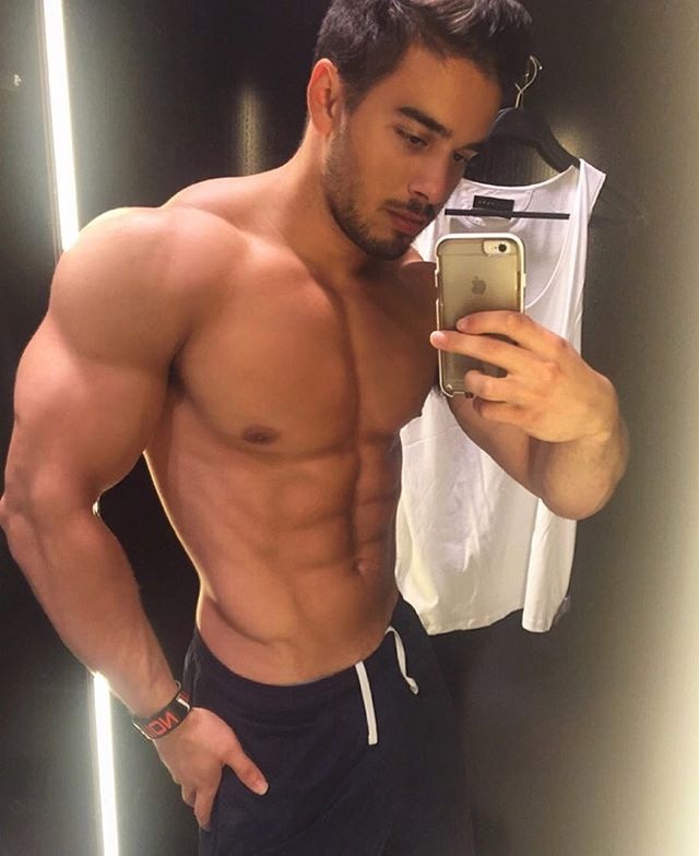 sexy-short-muscular-guys-huge-biceps-selfies