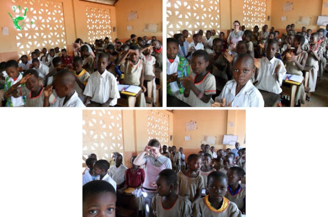 I bambini africani che cantano nella scuola di Noepé, Togo, Africa