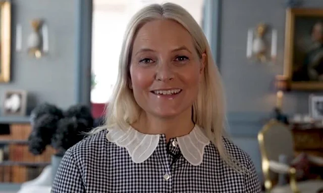 Mette Marit wore a firenze navy vichy lace collar shirt from Maria de la Orden