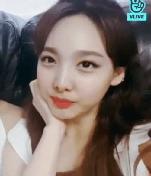 180328 트와이스 v앱 나연 ㄷㄷㄷ.gif 그냥 은꼴 윤아저장소