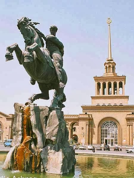 Едет номер 8 ереван баку. Памятник Давиду Сасунскому.