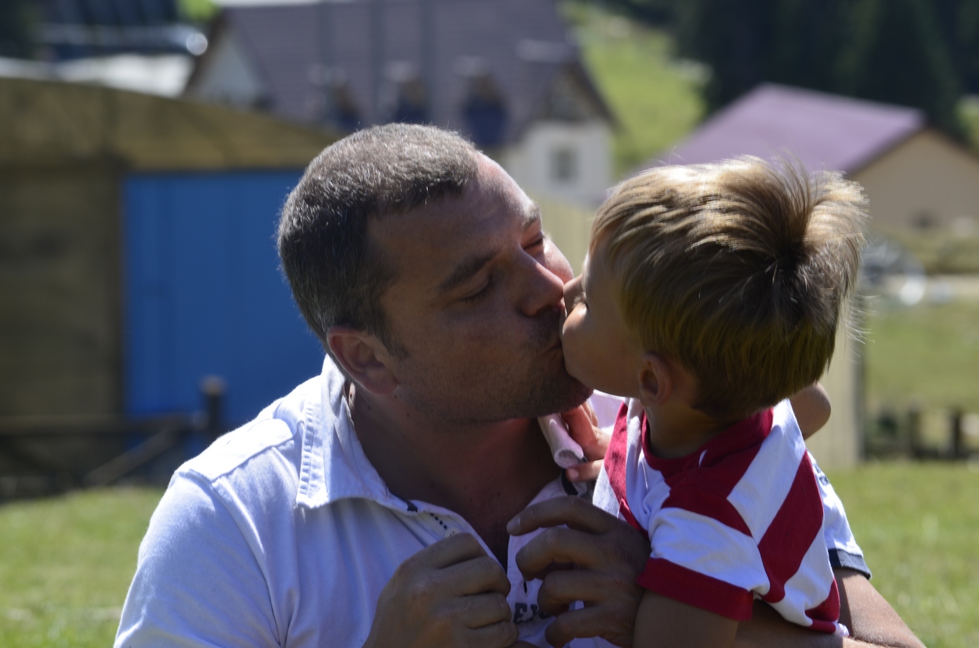 Yo father bongacam photo. Отец целует сына. Мальчик целует папу. Ребенок целует папу в губы. Отец целует сына в губы.