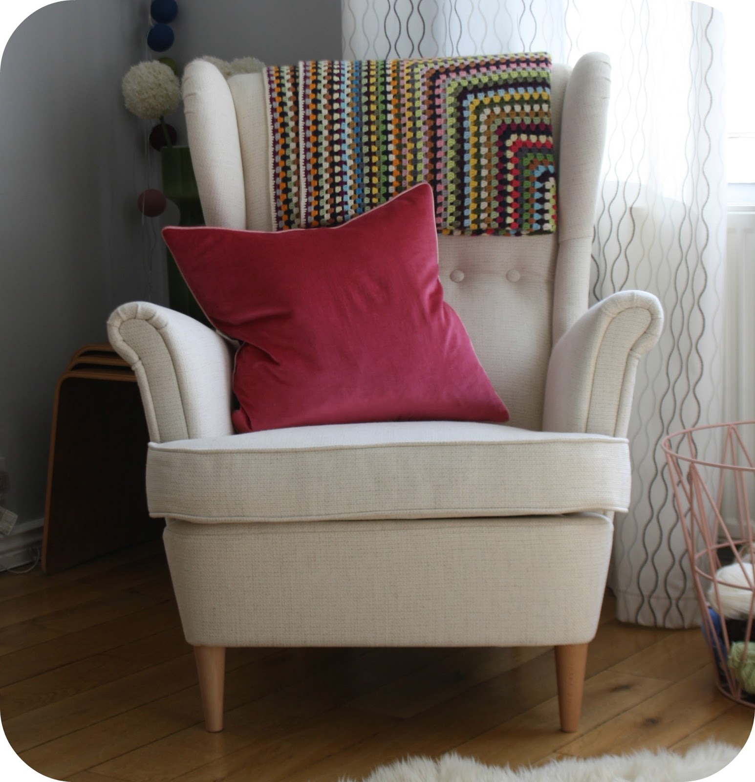 синее кресло икеа в интерьере